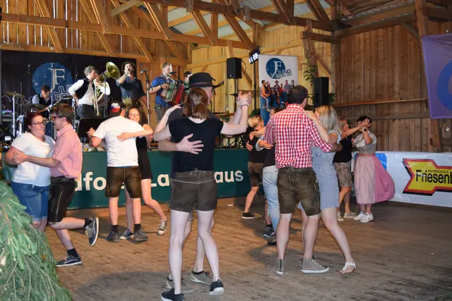Viel Musik und Tanz beim traditionellen Waldfest der Landjugend Mürzzuschlag-Ganz in der Brechlhütte. | Foto: Selina Duran