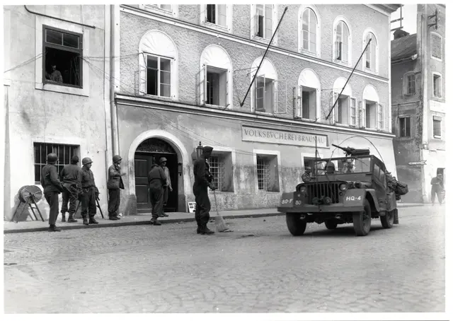 Bei den Zeitgeschichte-Tagen in Braunau werden die langfristigen Folgen von Krieg, Gewalt und Schweigen diskutiert.  | Foto: National Archiv Washington - zur Verfügung gestellt von OÖLA, Allgemeine Fotosammlung