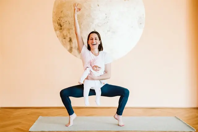 Rückbildung nach der Geburt bekommst du bei Yogavibe beim Mama-Baby-Yoga | Foto: Eva Jankovsky Yogavibe
