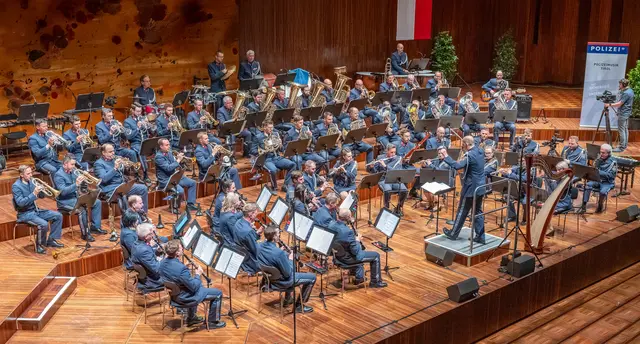 Die Polizeimusik Tirol gastiert am 22.8. auf dem Schlossplatz Fügen.  | Foto: Polizeimusik