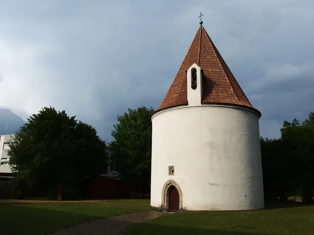 Auf die St. Bartlmä Kirche wird eine Leinwand projiziert.  | Foto: wilten-west.at