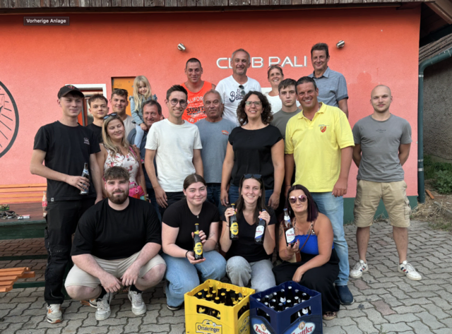 Das Jugendheim Palterndorf durfte sich kürzlich über einen besonderen Besuch freuen: Die JVP St. Pölten bedankte sich mit zwei Kisten Bier für den langjährigen Einsatz der Palterndorfer Jugend für die Allgemeinheit. | Foto: Anja Schiller