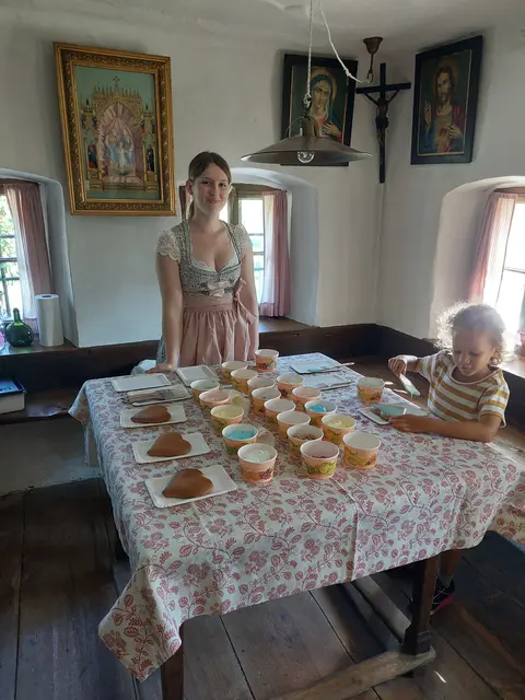 Wer mag, kann seinen eigenen Lebkuchen verzieren. Ein Kinderprogramm mit mehreren Stationen sorgt für Abwechslung bei den kleinen Besuchern. | Foto: Archiv Hoisn Haus