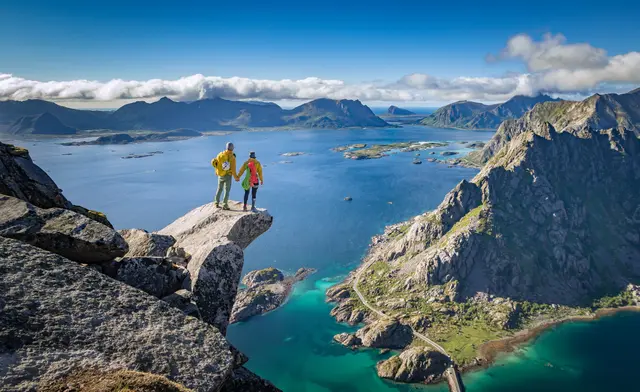 Marlies und Andi genießen die Inselkette der Lofoten nördlich vom Polarkreis. | Foto: hochzwei.media