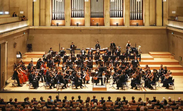 Wenn eine chinesische Pianistin und ein europäisches Orchester unter einem Dirigenten aus Aserbaidschan gemeinsam musizieren, verschmelzen verschiedene musikalische Traditionen zu einer Sprache, die keine Übersetzung braucht. | Foto: Neue Philharmonie München