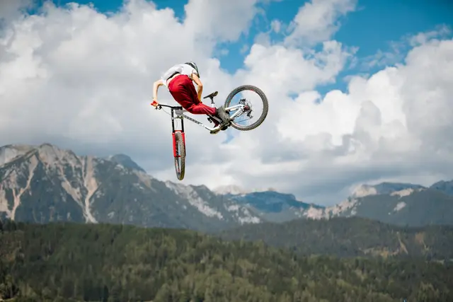 Am Samstag, 4. Oktober, fliegen im Zielstadion der Planai die Bikerinnen und Biker quer daher. | Foto: Pflanzl Media/Bikepark Schladming