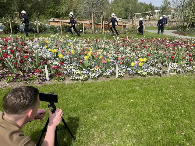 Neben einem Kinderprogramm – von Zielspritzen bis zum Einsatzkleidungs-Test – wird um 11 und um 14 Uhr auf der Hauptbühne jeweils eine Modenschau mit unterschiedlichen Einsatzbekleidungen gezeigt.  | Foto: BFKDO Schärding