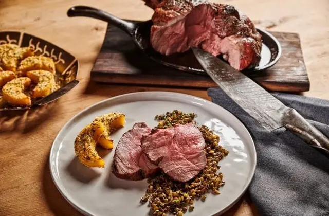 Wild vom Grill verspricht besonderen Genuss. Die Weber Grillmeister wissen, wie es geht. | Foto: Weber Grill