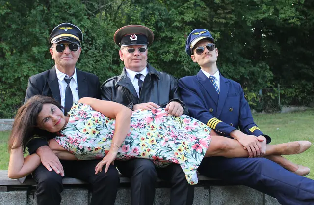 Medienjournalistin Bernadette unterhält gleichzeitig Liebesbeziehungen zu drei Piloten, was dank komplett unterschiedlicher Flugpläne der Männer eine Weile problemlos funktioniert.  | Foto: Theatergruppe Andorf
