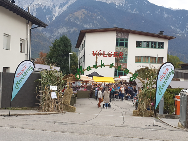 Über 30 Marktstandln warten auf dem Vorplatz der Volksschule auf die Besucher. | Foto: TV Völs