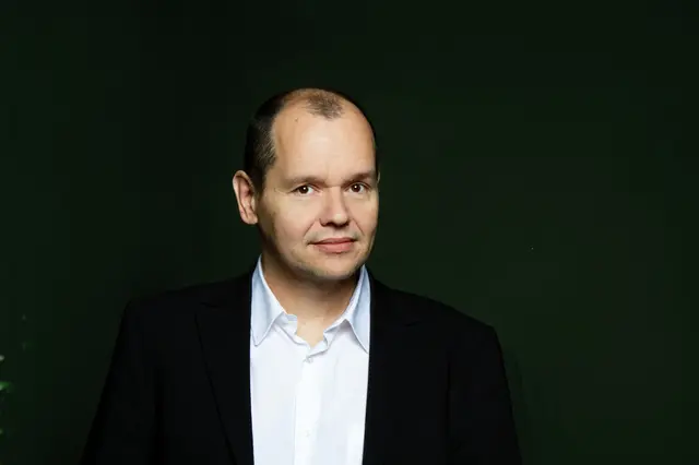 Christian Moser-Sollmann liest am 7. November aus seiner neuen Lektüre "Dschungelfieber" vor.  | Foto: Betty Sieber