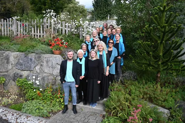 Vrauen Vokal Völs mit Chorleiter Simon Lehner freuen sich auf das LiederVVVrühstück im Veranstaltungszentrum Blaike. | Foto: VVV