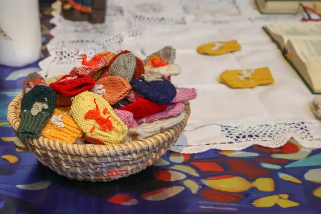 Fäustlinge in der Kirche Seewiesen am Altar | Foto: Peter Häusler 
