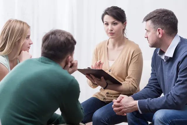 An verschiedenen Ständen erhalten Besucherinnen und Besucher im Klinikum Schärding Einblicke in die Arbeit und Angebote der Selbsthilfegruppen des Bezirks sowie in die Initiative des Klinikums zur Förderung der Selbsthilfe.  | Foto: Smarterpix/photographee.eu