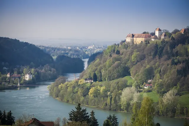 Die Wanderung am 19. Oktober 2025 führt entlang des Inns durch die Gemeinden Schärding, Wernstein, Neuburg am Inn und Neuhaus am Inn. Start- und Zielpunkt ist der Hessen Rainer Platz in Schärding. | Foto: bernhardhuber.com