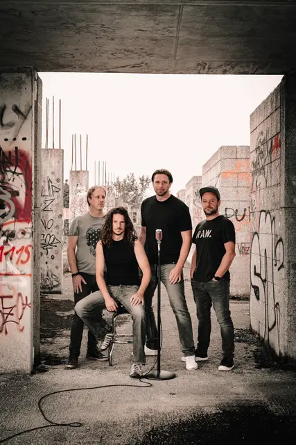 Der gebürtige Münzkirchner Jochen Reidinger (rechts) am Schlagzeug hat bei dem Auftritt siner Band "Kleinstadtkaliber" am 25. Oktober 2025 in Münzkirchen ein Heimspiel. | Foto: Kleinstadtkaliber