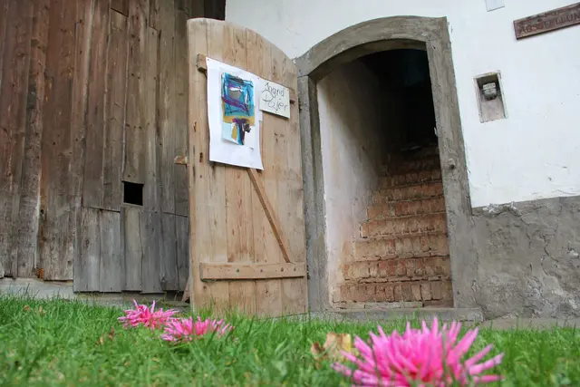 Rund 400 Ateliers und Galerien beteiligen sich 2025 an den vom Land OÖ initiierten Tagen des offenen Ateliers – eine davon ist das Freilichtmuseum Brunnbauerhof in Andorf.  | Foto: Brunnbauerhof Andorf
