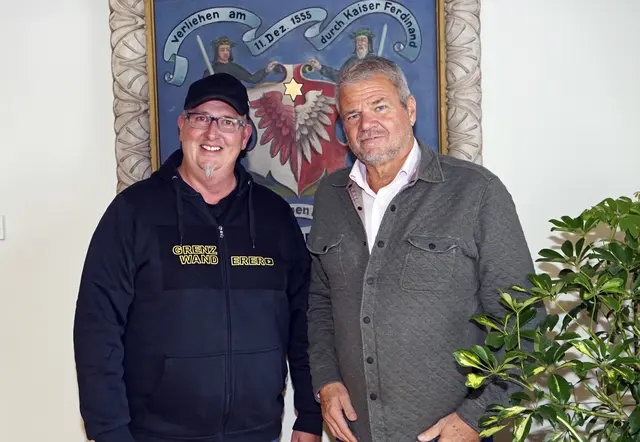 Michael Amlacher und Bürgermeister Gerhard Köfer, der dem Projektteam die paranormale Untersuchung im Schloss Porcia ermöglicht. | Foto: eggspres