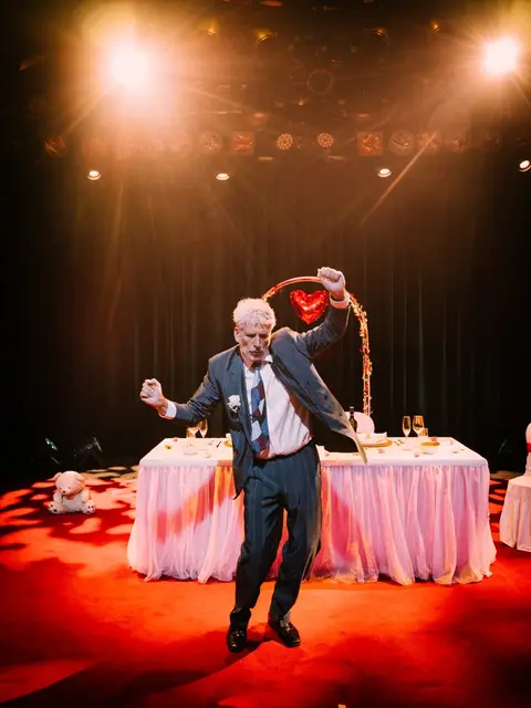 Dirk Stermanns erstes kabarettistisches Solo-Programm „Zusammenbraut“, für das er mit dem „Salzburger Stier 2024“ ausgezeichnet wird, ist gleich vergnüglich wie abgründig. | Foto: Ingo Pertramer