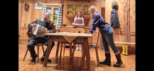 Am Hof des Moser Bauern gibt es einiges zu besprechen - wer mehr wissen will, muss im Kultursaal Birgitz vorbeischauen. | Foto: Dorfbühne Birgitz