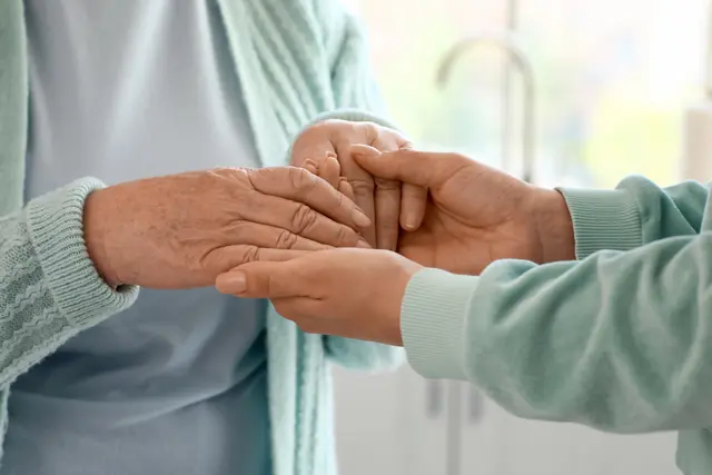 Wer sich um pflegende Angehörige kümmert, leistet Großes – jeden Tag. Um auch sich selbst etwas Gutes zu tun, ist es wichtig, Unterstützung anzunehmen. Dafür gibt es den Stammtisch für pflegende Angehörige. | Foto: Smarterpix/serezniy
