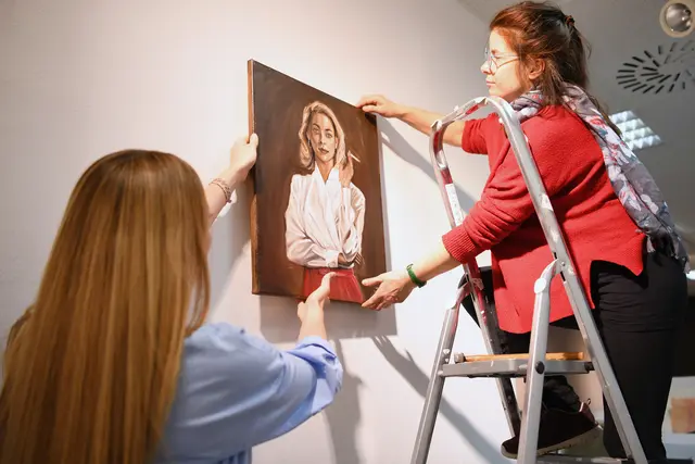 Alleine an den Wänden hängen mehr als 300 Kunstwerke. | Foto: Norbert Wrabnig