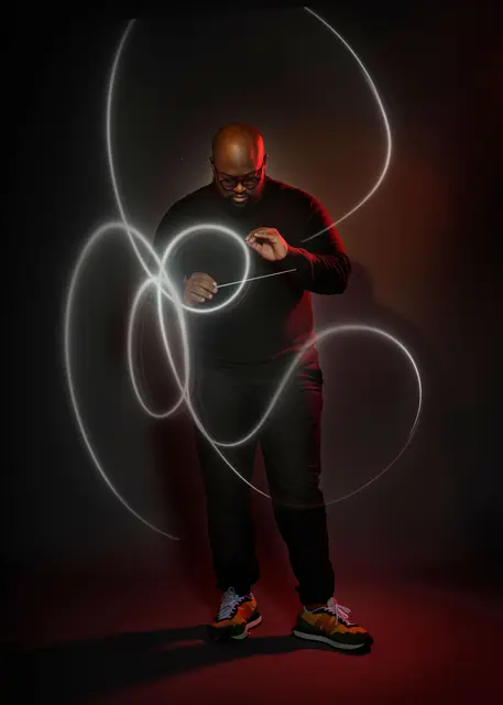 Der Wahlwiener Vimbayi Kaziboni dirigiert das Eröffnungskonzert mit dem ORF Radio-Symphonieorchester. | Foto: Astrid Ackermann