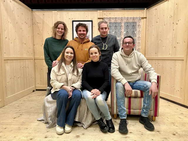 Die Heimatbühne St. Jakob bringt mit der Komödie „Seitensprung für 2“ eine turbulente Beziehungsgeschichte auf die Bühne. | Foto: Heimatbühne St. Jakob