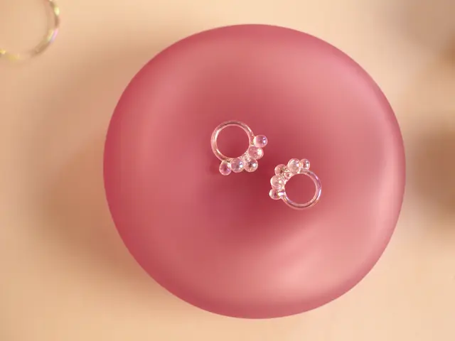 Glasbläserin Nathalie Flückiger bringt zeitgenössisches Design in die Wohnun. | Foto: Nathalie Flückiger