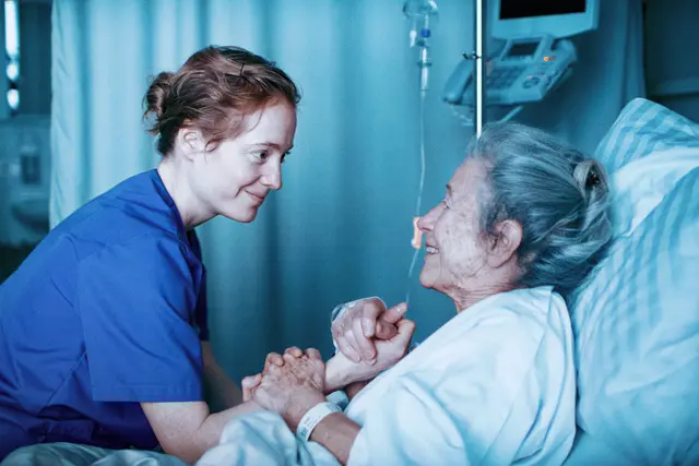 Der Film "Heldin" greift den zuspitzenden Mangel an qualifizierten Pflegekräften in der Schweiz und weltweit auf. | Foto: © Constantin Film