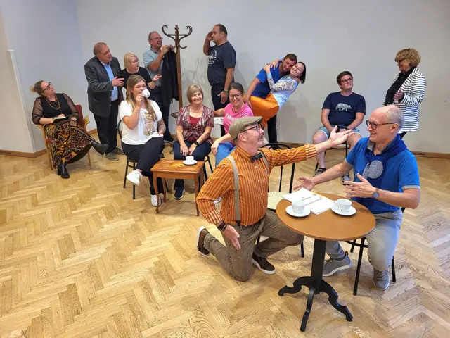 Barbara Pertinger, Nina Arch-Fischler, Julia Niederhauser, Sarah Troger, Monika Haas, Tamara Kreis, Nicola Kirchmair, Luis Ebster, Fabian Pertinger, Markus Mailänder, Michael Laimgruber, Markus Gollner, Florian Darnhofer und Thomas Elsenbruch. | Foto: Theaterverein Absam