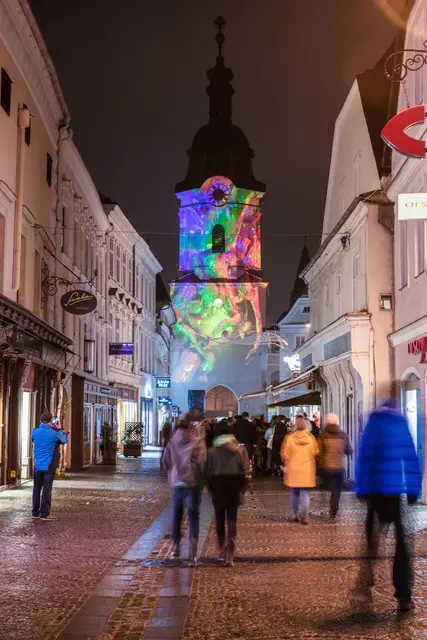 Das Steinertor wird im November zur Bühne für Lichtkunst. Das Bild zeigt die Installation SOAP SHIVER GLIMPSE beim LICHTFEST Krems 2021 | Foto: Ronald Posch