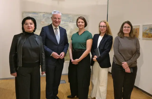 von links nach rechts:

Klaudia Stöckl, Anton Kasser, Anna Maria Brandstätter, Anna Mustapic, Theresia Pumhösel. | Foto: Ausstellungsbrücke