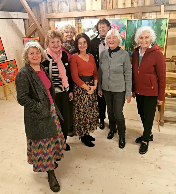 Die Künstlerinnen aus Berwang präsentieren einen breitgefächerten Einblick in ihr Schaffen. v.l.n.r. Margit Schratz-Partner, Waltraud Sacha, Rita Koch, Christine Heim, Annemarie Sprenger, Hedi Nasemann, Heidi Sprenger | Foto: Christine Heim