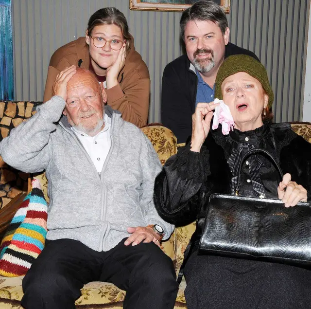 Szenenfoto: Die Theatergruppe Melk bringt im November das Stück "Eine schreckliche Familie" von Norbert Größ im Stadtsaal Melk zur Aufführung. | Foto:  Franz Crepaz