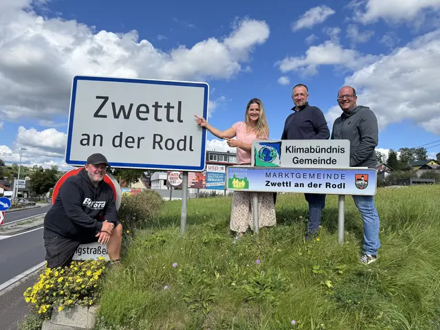 Der Vorstand des Veranstaltervereins "Liebenswertes Zwettl": Obmann-Stv. Alex Donner, Stargast Lizz Görgl, Obmann-Stv. Bgm. Roland Maureder und Obmann Max Hamberger (v. l.)
 | Foto: Verein Liebenswertes Zwettl an der Rodl