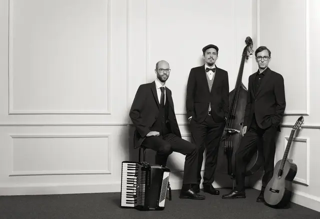 Tango beim 129. Jazzknödel am Donnerstag, 13. Nov. um 20:00 im GH-Hirschen.Flo Baumgartner, Akkordeon, Flo Hupfauf, Kontrabass, Flo Plattner, Gitarre.  | Foto: Jazzknödel