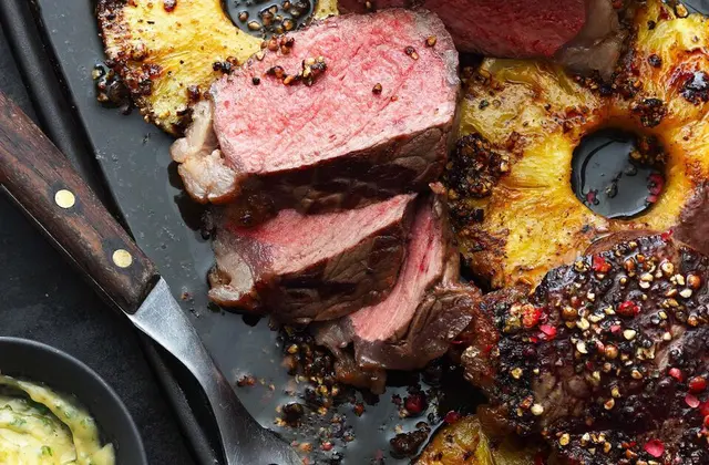 Ein Weber-Grillmeister zeigt Tipps und Tricks, wie die Zubereitung von Fleisch auf dem Grill garantiert gelingt. | Foto: Weber Grill