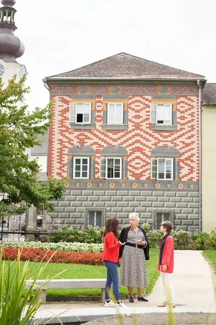 Austria Guides, Stadtführungen im Burggarten vorm Haus der Salome | Foto: Tourismusverband Region Wels