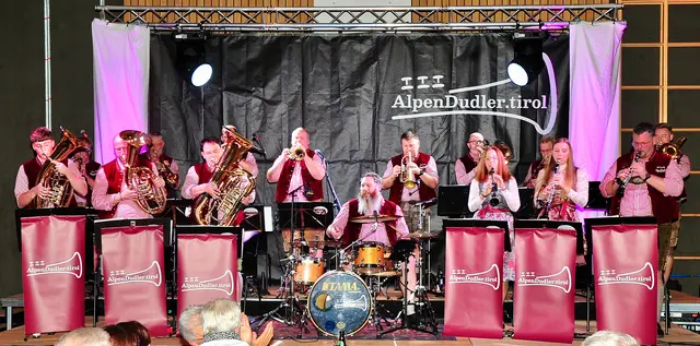 Jetzt kommen die AlpenDudler - und das Publikum bestimmt das Programm der Böhmischen Nacht. | Foto: Hassl