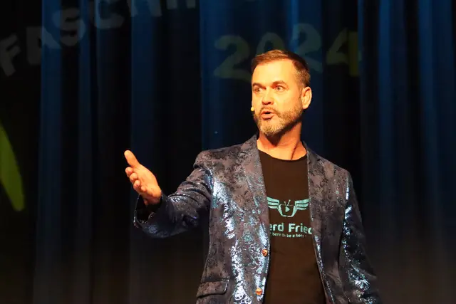 Der Stegersbacher Gerd Friedl spielt am 4. und 5. Mai im Gasthaus Trummer in Burgauberg sein neues Programm "Mit-Wife-Crisis". | Foto: Martin Wurglits