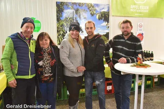 Manfred, Christine, Anja Bayer, Christian und Manuel Reisenhofer freuen sich auf den 2. Christkindlmarkt in Preßguts.  | Foto: Gerald Dreisiebner