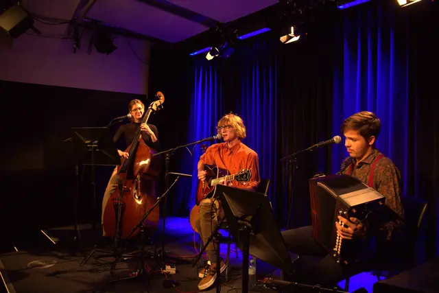 In seinem Programm „So real, surreal“ präsentiert Nicolas Robert Lang im Trio einen Querschnitt aus Liedern seines neuen Live-Albums „So verhazen wir unsere Jugend“ und seinem vielfältigen Schaffen der letzten Jahre. | Foto: Nicolas Robert Lang