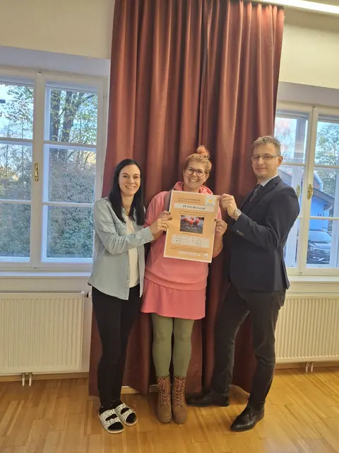 Claudia Armberger, Elisabeth Partisch und Wolfgang Tauchner laden zum Punschstand | Foto: Verein Zuversicht