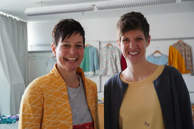 Regine und Maria nähen schon seit Jahren gerne. Mit der "Lieblingskleiderei" haben sie ihr Hobby zum Beruf gemacht. | Foto: Nicole Hettegger