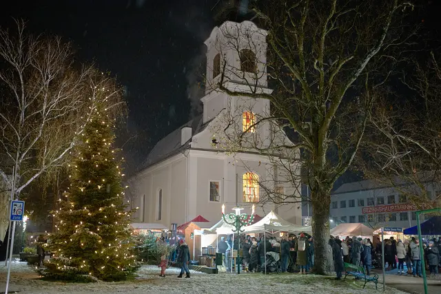 In vielen Orten, so auch auf dem Jennersdorfer Mutter-Teresa-Platz, herrscht im Advent vorweihnachtliches Treiben. | Foto: jdf-events.at