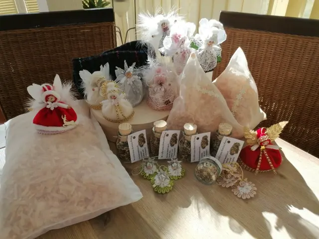 Eine kleine Auswahl an Geschenkideen, die beim Adventmarkt im Schloss Lichtenau angeboten werden. | Foto: Katholische Frauenbewegung