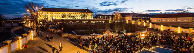 Eingebettet in eine prächtige historische Kulisse bietet der traditionelle Weihnachtsmarkt von 15.11. bis 21.12. jedes Wochenende und am 8.12. ein besonderes (vor)-weihnachtliches Erlebnis für die ganze Familie! | Foto: SKB Astrid Knie
