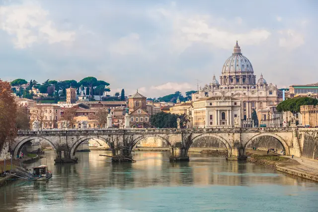 Rom begeistert mit seinen historischen Stätten und vielfältigen kulinarischen Angeboten für Entdecker. | Foto: panthermedia/bloodua