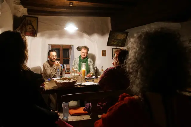 Am Freitag 21. November lesen fünf heimische Autoren bei der "Dunkelmess halbe" von Sonnenuntergang (16.14 Uhr) bis Mitternacht am Unterkagererhof in Auberg, aus ihren Texten, musikalisch begleitet von Karl Fidler.  | Foto: Maria Schietz